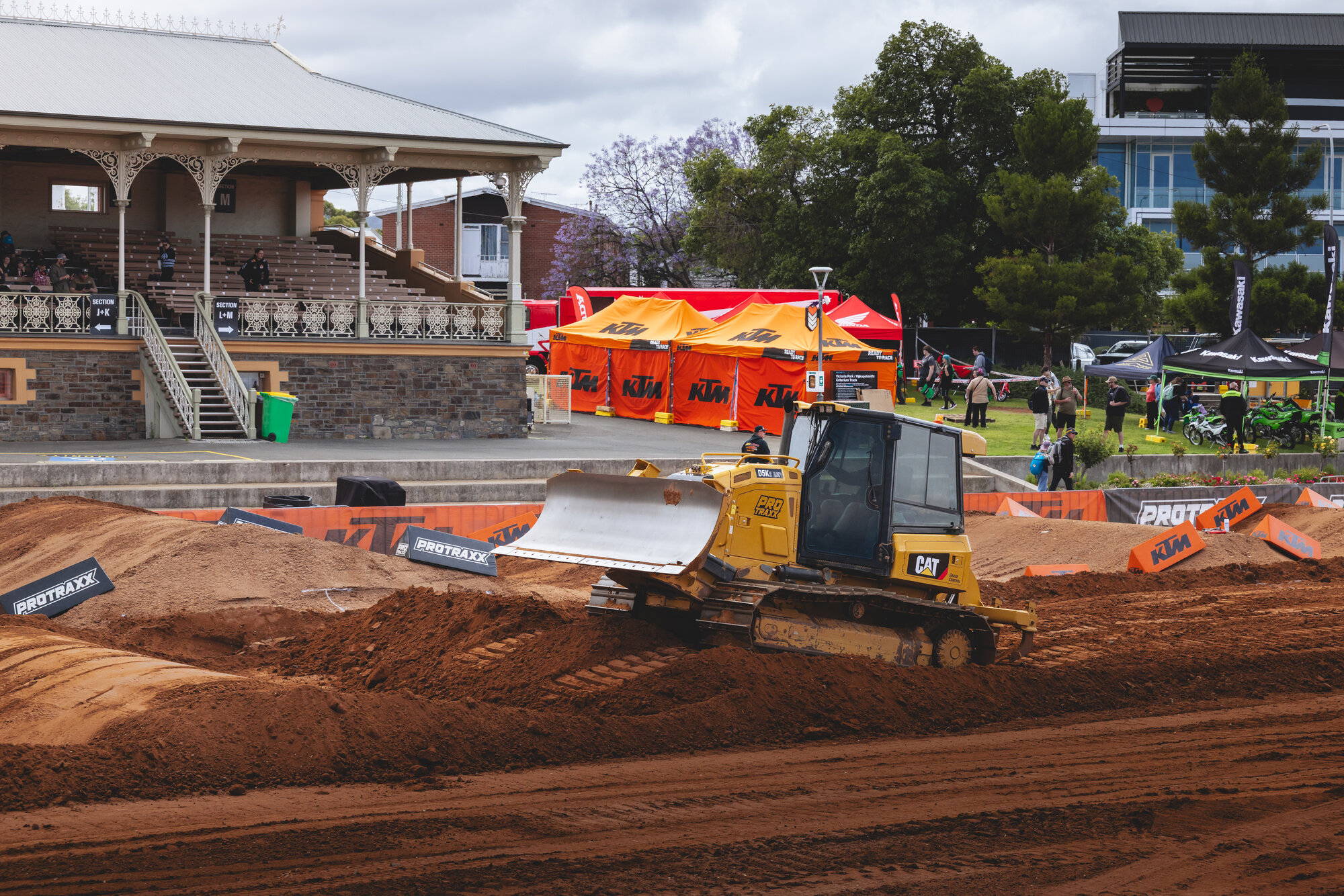 06-grandstand-dozer